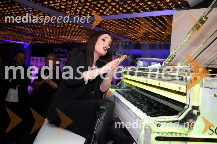  Jana Šušteršič, pevka, zmagovalka šova Slovenija ima talent 2014SVETovna VIP zabava 2015