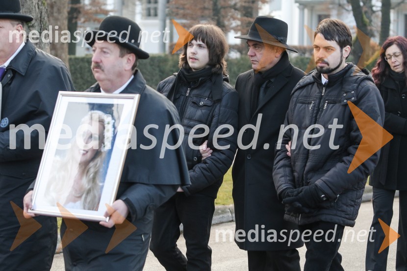  ... ;  Rene  Šarac;  Goran  Šarac;  Simon ŠaracZadnje slovo od Simone Weiss