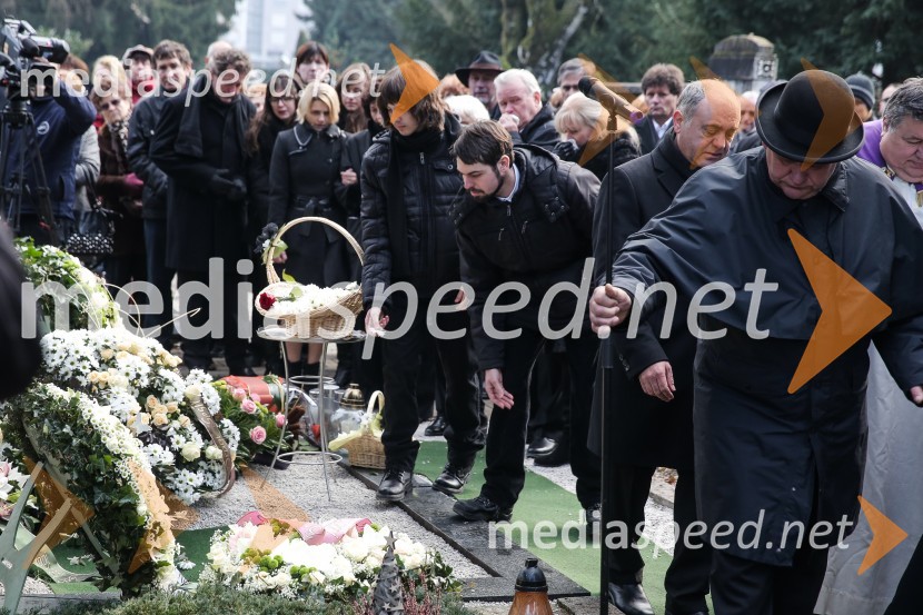  Rene  Šarac;  Simon Šarac;  Goran  ŠaracZadnje slovo od Simone Weiss