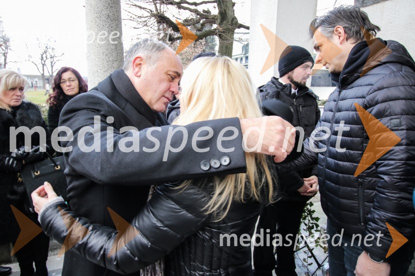  Goran  Šarac;  Saša Lendero, pevka, voditeljica;  Miha HercogZadnje slovo od Simone Weiss