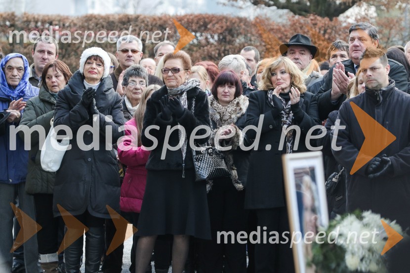dr. Manca Košir, publicistka;  Elza Budau, slovenska besedilopiska, pesnica in pisateljica;  Tereza Kesovija, pevkaZadnje slovo od Simone Weiss
