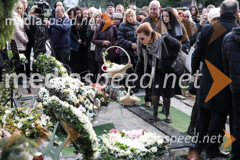  Elza Budau, slovenska besedilopiska, pesnica in pisateljicaZadnje slovo od Simone Weiss