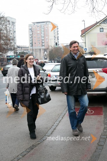  ... ;  Borut Pahor, predsednik Republike SlovenijeBorut Pahor peče božično pecivo za otroke