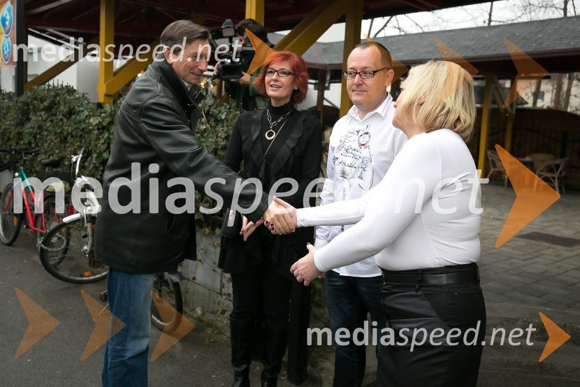  Borut Pahor, predsednik Republike Slovenije;  Darinka Pavlič Kamien, strokovnjakinja za komuniciranje;  ... ;  Olga  Rupnik Krže, ravnateljica Doma Manči BeličeveBorut Pahor peče božično pecivo za otroke