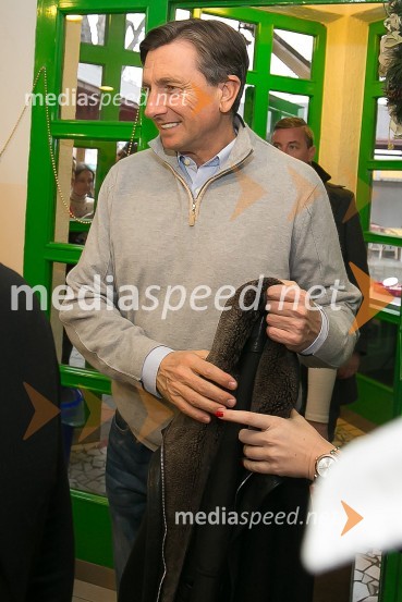  Borut Pahor, predsednik Republike SlovenijeBorut Pahor peče božično pecivo za otroke