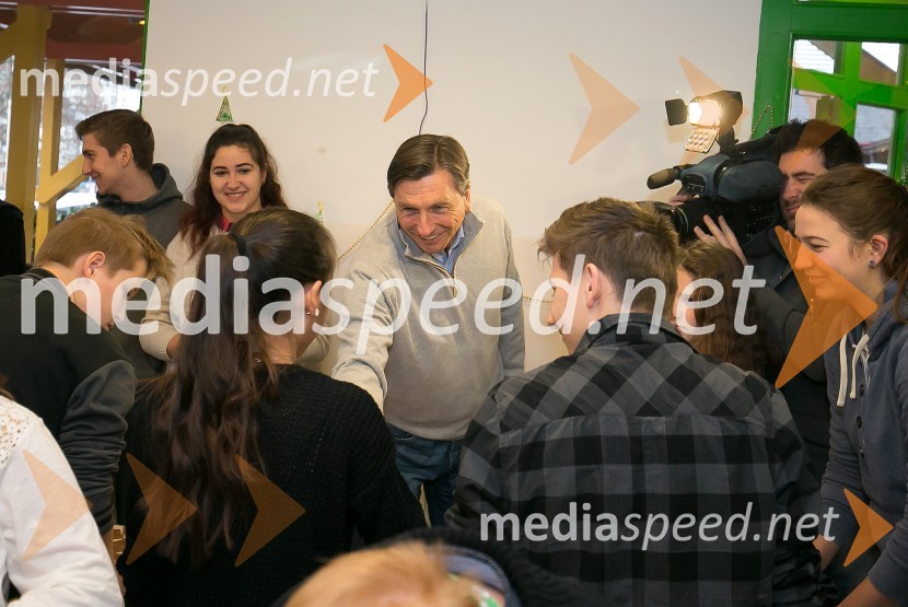  Borut Pahor, predsednik Republike SlovenijeBorut Pahor peče božično pecivo za otroke