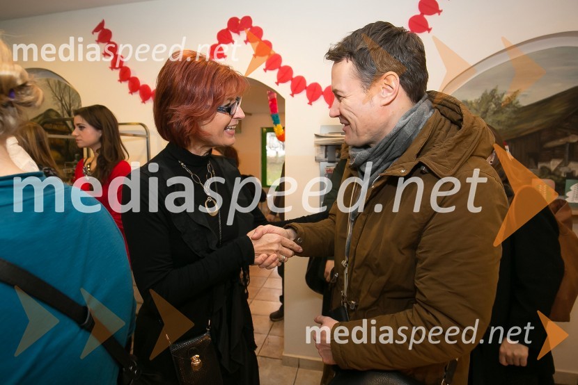  Darinka Pavlič Kamien, strokovnjakinja za komuniciranje;  Saša Kranjc, novinarBorut Pahor peče božično pecivo za otroke