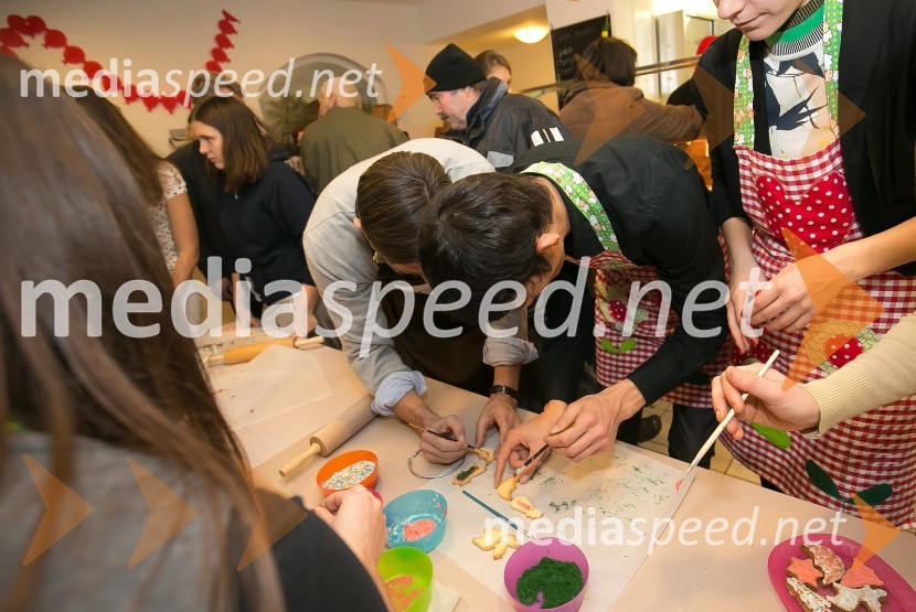  Borut Pahor, predsednik Republike Slovenije;  ... Borut Pahor peče božično pecivo za otroke