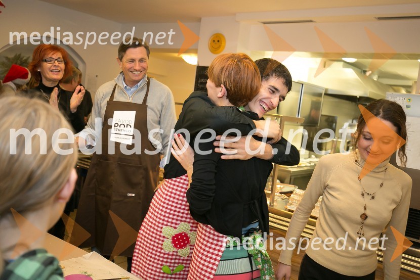  ... ;  Borut Pahor, predsednik Republike Slovenije;  ... ;  ... ;  ... Borut Pahor peče božično pecivo za otroke