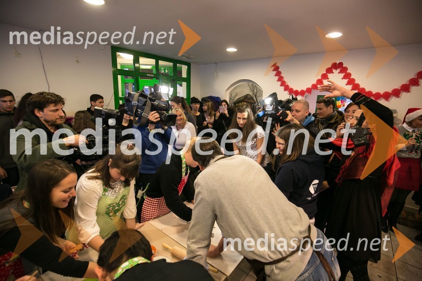 Borut Pahor peče božično pecivo za otrokeBorut Pahor peče božično pecivo za otroke