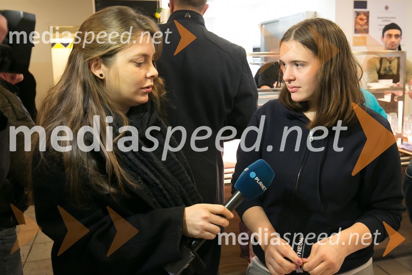 Borut Pahor peče božično pecivo za otroke