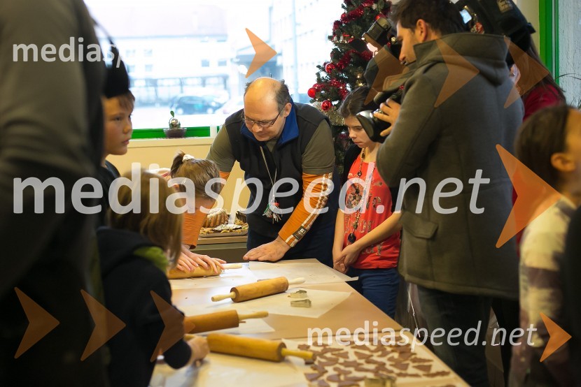 Borut Pahor peče božično pecivo za otroke