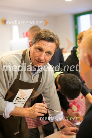  Borut Pahor, predsednik Republike SlovenijeBorut Pahor peče božično pecivo za otroke