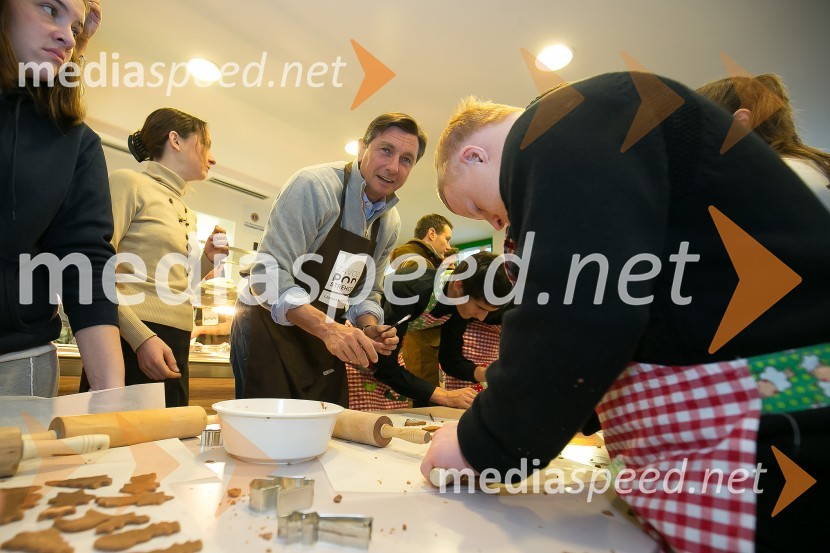  Borut Pahor, predsednik Republike SlovenijeBorut Pahor peče božično pecivo za otroke