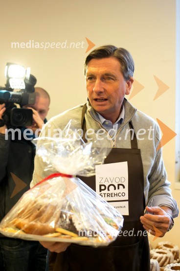  Borut Pahor, predsednik Republike SlovenijeBorut Pahor peče božično pecivo za otroke