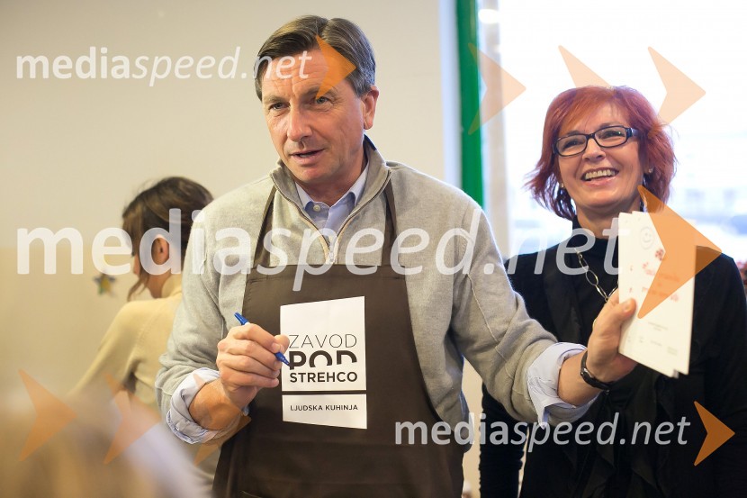  Borut Pahor, predsednik Republike SlovenijeBorut Pahor peče božično pecivo za otroke
