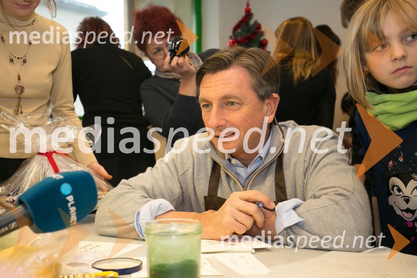  Borut Pahor, predsednik Republike SlovenijeBorut Pahor peče božično pecivo za otroke