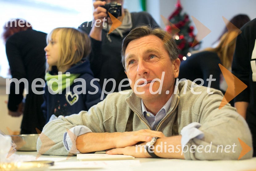  Borut Pahor, predsednik Republike SlovenijeBorut Pahor peče božično pecivo za otroke