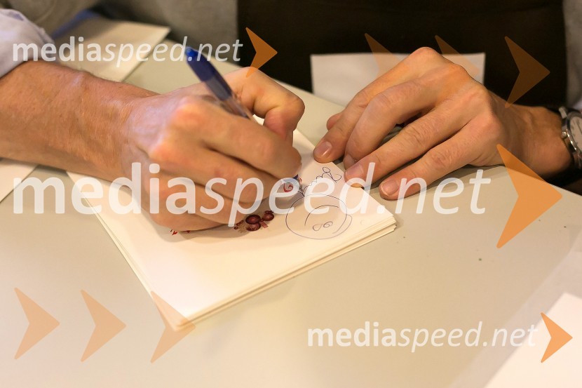 Predsednik Republike Slovenije, Borut Pahor, podpisuje voščilnicoBorut Pahor peče božično pecivo za otroke