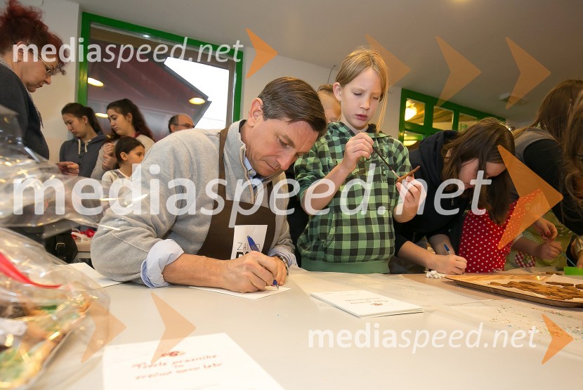  Borut Pahor, predsednik Republike Slovenije;  ... Borut Pahor peče božično pecivo za otroke