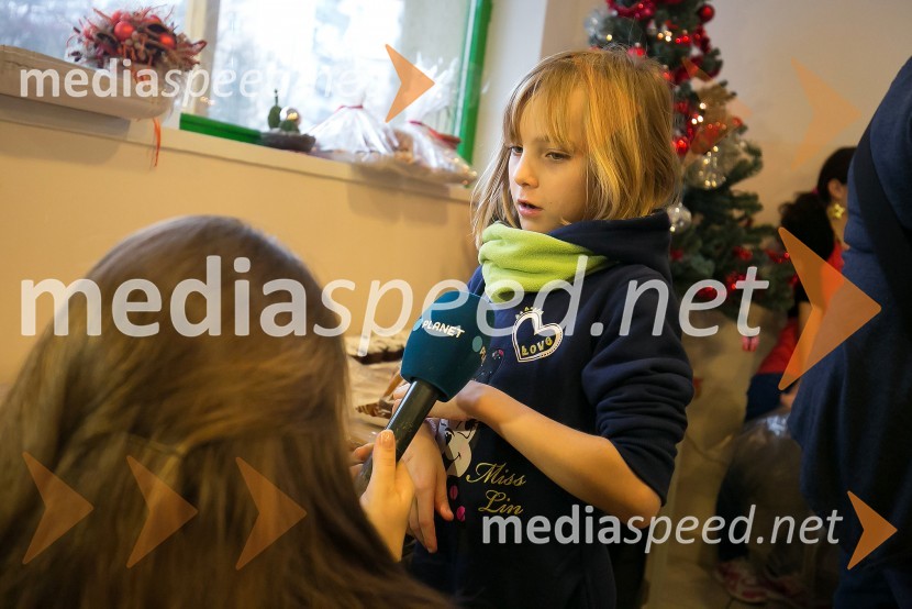 Borut Pahor peče božično pecivo za otroke