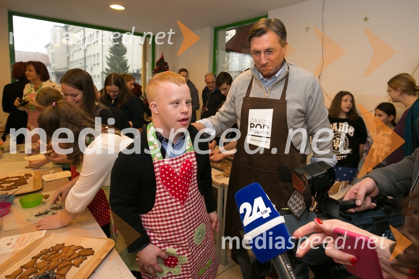  ... ;  Borut Pahor, predsednik Republike SlovenijeBorut Pahor peče božično pecivo za otroke