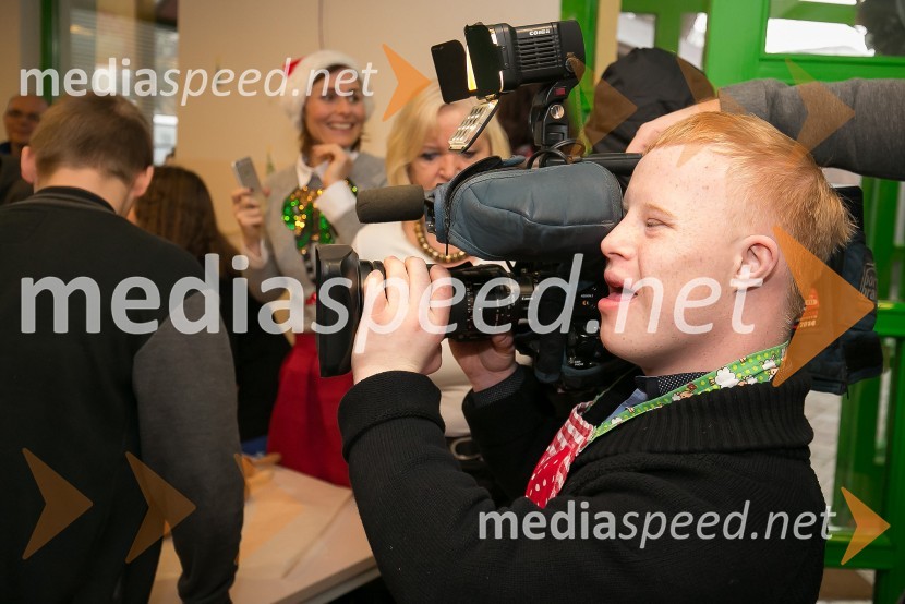 Borut Pahor peče božično pecivo za otroke