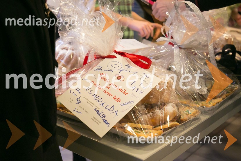 Pečeni piškoti z voščilomBorut Pahor peče božično pecivo za otroke