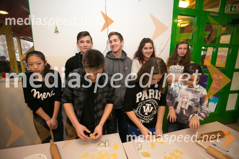 Borut Pahor peče božično pecivo za otroke