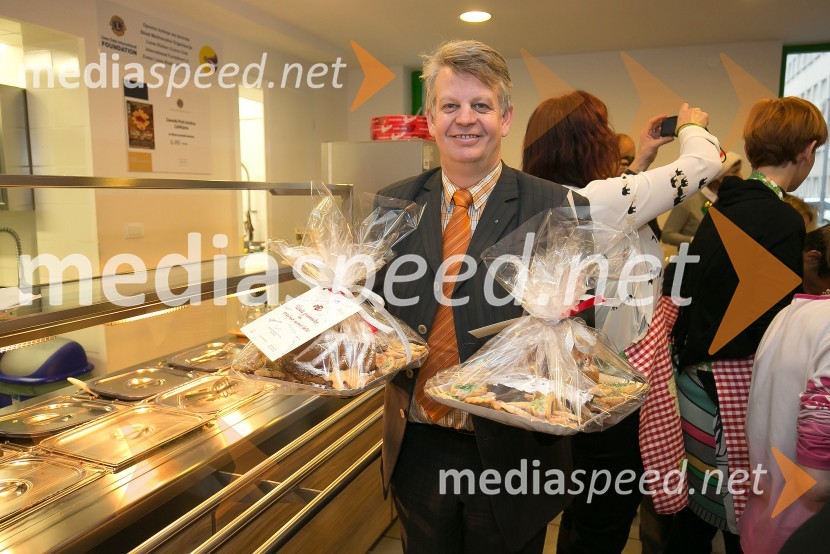  Zvonko  Belič, direktor Zavoda Pod strehcoBorut Pahor peče božično pecivo za otroke