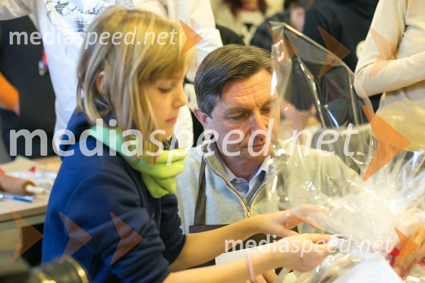  ... ;  Borut Pahor, predsednik Republike SlovenijeBorut Pahor peče božično pecivo za otroke