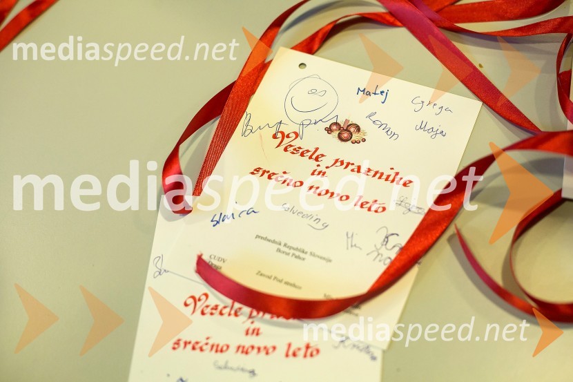 VoščiloBorut Pahor peče božično pecivo za otroke