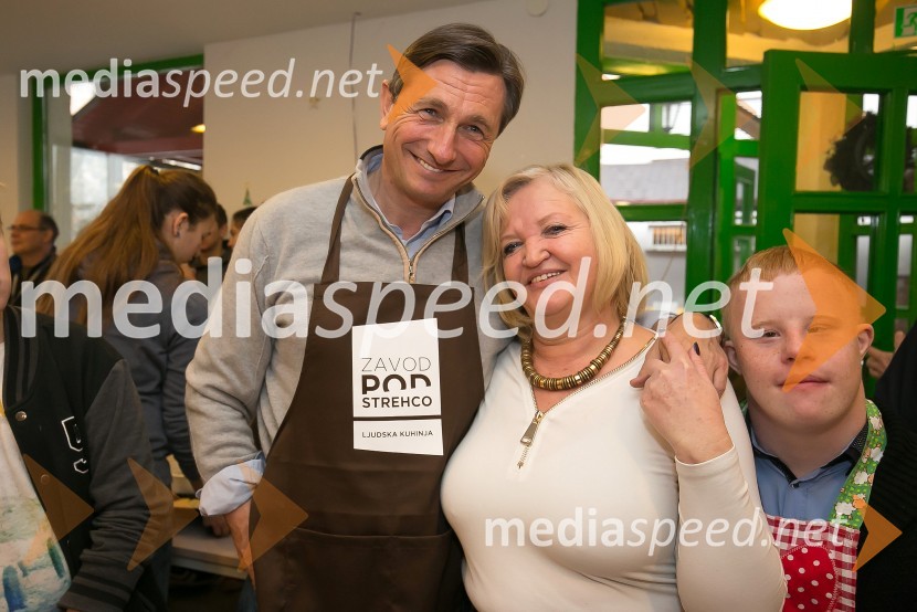  Borut Pahor, predsednik Republike Slovenije;  Olga  Rupnik Krže, ravnateljica Doma Manči BeličeveBorut Pahor peče božično pecivo za otroke