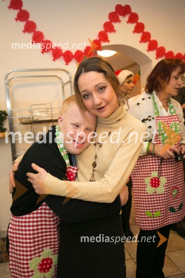 Borut Pahor peče božično pecivo za otroke