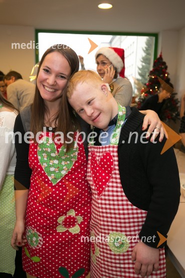 Borut Pahor peče božično pecivo za otroke