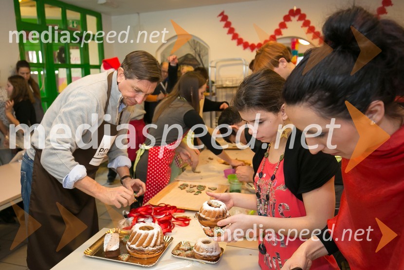  Borut Pahor, predsednik Republike Slovenije;  ... ;  ... Borut Pahor peče božično pecivo za otroke