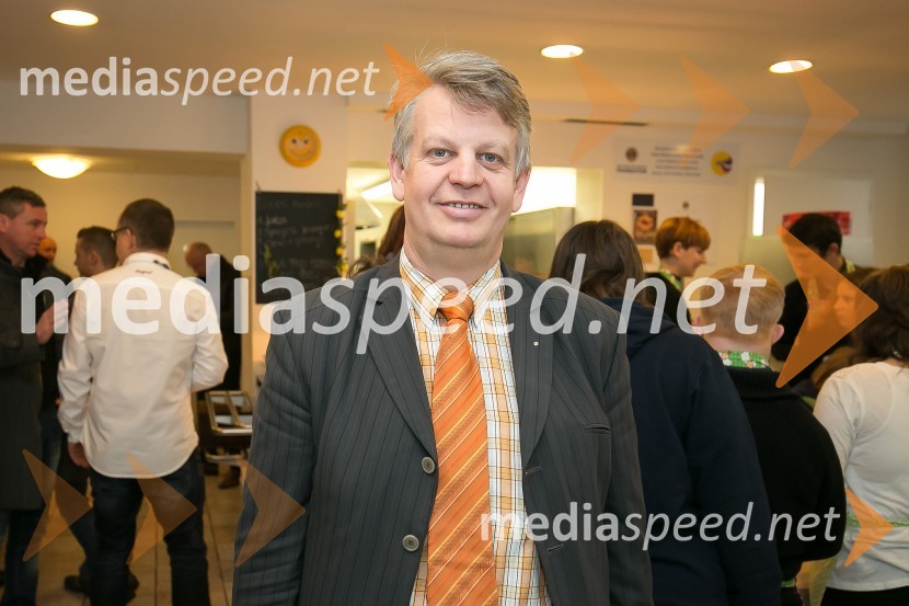  Zvonko  Belič, direktor Zavoda Pod strehcoBorut Pahor peče božično pecivo za otroke