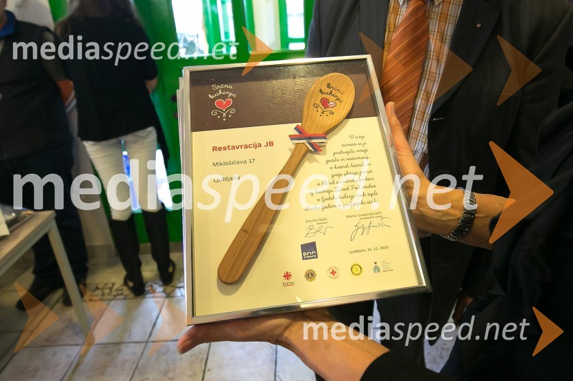 Priznanja Zavoda Pod StrehcoBorut Pahor peče božično pecivo za otroke