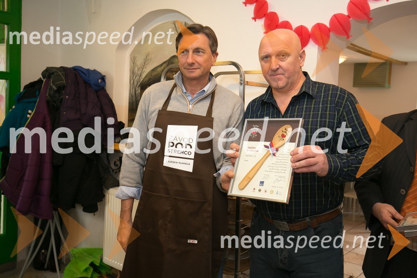  Borut Pahor, predsednik Republike Slovenije;  Matjaž Erzar, Gostilna Pr' MatičkuBorut Pahor peče božično pecivo za otroke