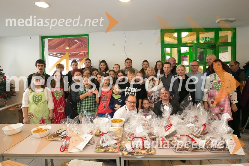 Borut Pahor peče božično pecivo za otrokeBorut Pahor peče božično pecivo za otroke