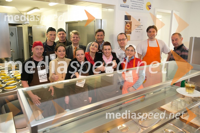  ... ;  ... ;  ... ;  ... ;  Zvonko  Belič, direktor Zavoda Pod strehco;  ... ;  ... ;  Borut Pahor, predsednik Republike Slovenije;  ... ;  ... ;  ... ;  ... ;  ... Borut Pahor peče božično pecivo za otroke