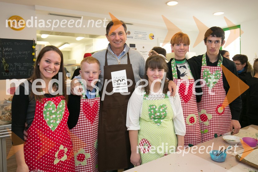  ... ;  ... ;  Borut Pahor, predsednik Republike Slovenije;  ... ;  ... ;  ... Borut Pahor peče božično pecivo za otroke