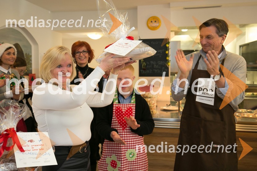  Olga  Rupnik Krže, ravnateljica Doma Manči Beličeve;  Borut Pahor, predsednik Republike SlovenijeBorut Pahor peče božično pecivo za otroke
