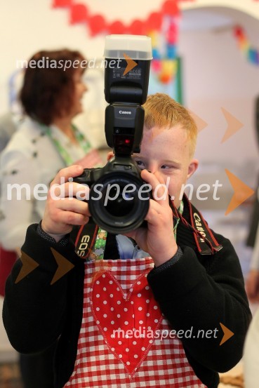 Borut Pahor peče božično pecivo za otroke