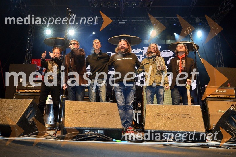  Daniel Gregorič, kitarist, Big Foot Mama;  Grega Skočir, pevec, Big Foot Mama;  ... ;  ... ;  Alen Steržaj, član skupine Big Foot Mama;  Zoran Čalić, član skupine Big Foot MamaBig Foot Mama, koncert