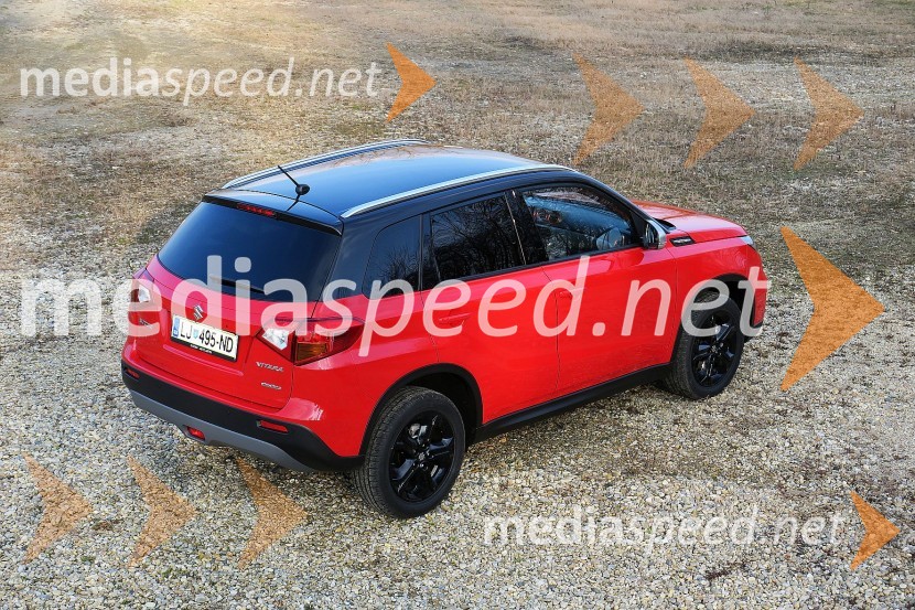 Suzuki Vitara 1.4 BoosterJet 4WD S, dvobarvna karoserija stane dodatnih 800 €Suzuki Vitara 1.4 BoosterJet 4WD S, mediaspeed test