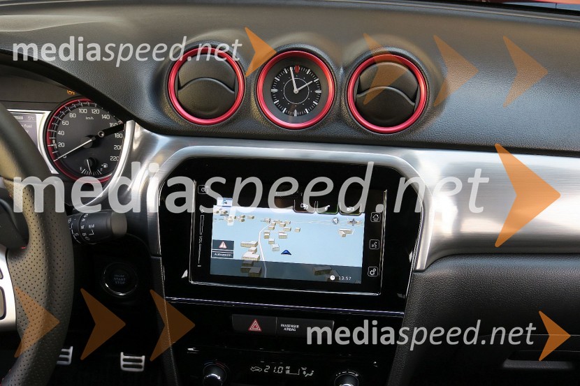 Suzuki Vitara 1.4 BoosterJet 4WD S, rdeče obrobe v opremi SSuzuki Vitara 1.4 BoosterJet 4WD S, mediaspeed test