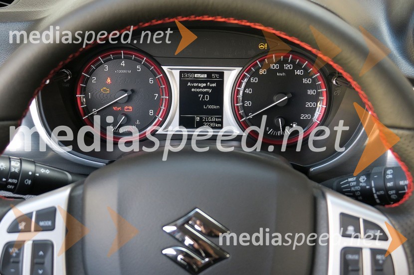 Suzuki Vitara 1.4 BoosterJet 4WD S, obrobe merilnikov tudi v rdeči S opremiSuzuki Vitara 1.4 BoosterJet 4WD S, mediaspeed test