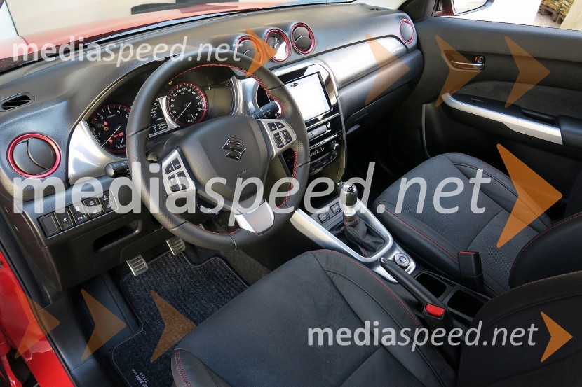 Suzuki Vitara 1.4 BoosterJet 4WD S, prijetna notranjostSuzuki Vitara 1.4 BoosterJet 4WD S, mediaspeed test