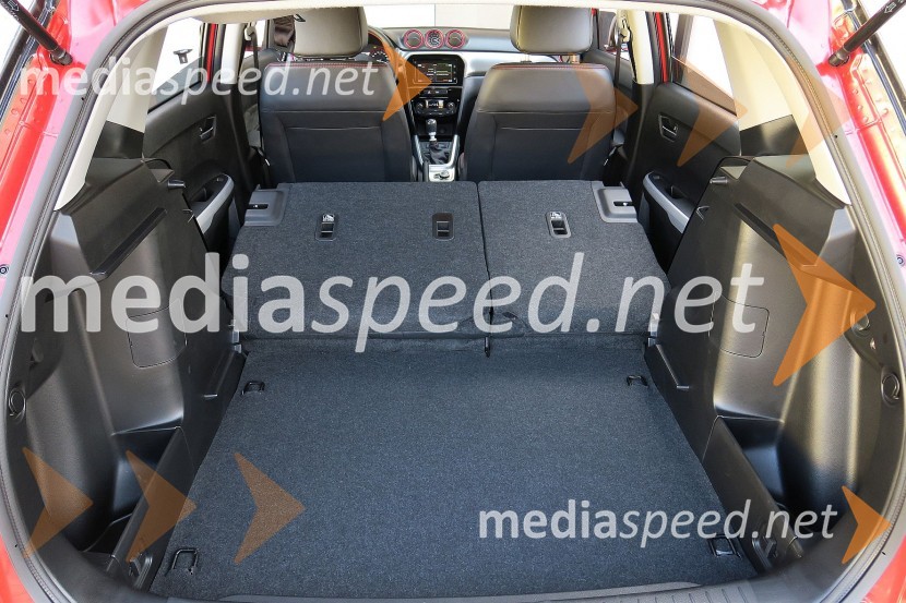 Suzuki Vitara 1.4 BoosterJet 4WD S, podiranje zadnje klopi prinese do 1.120 litrov prtljažnega prostoraSuzuki Vitara 1.4 BoosterJet 4WD S, mediaspeed test